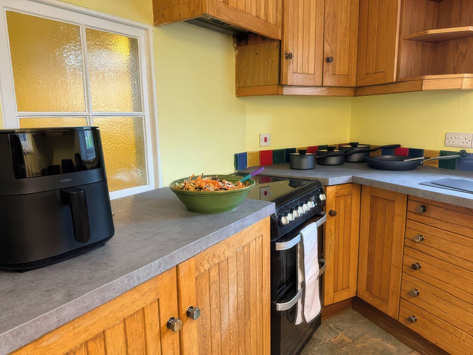 Cottage | Private kitchen | Dishwasher, cookware/dishes/utensils
