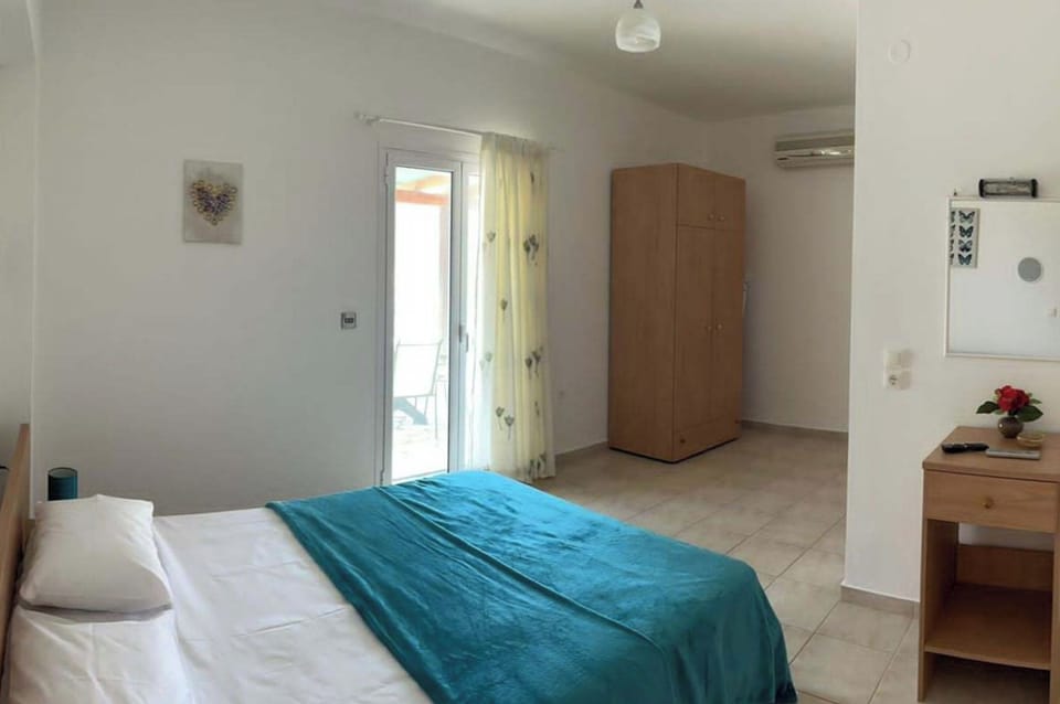 3 bedrooms, iron/ironing board, WiFi (free), bed sheets