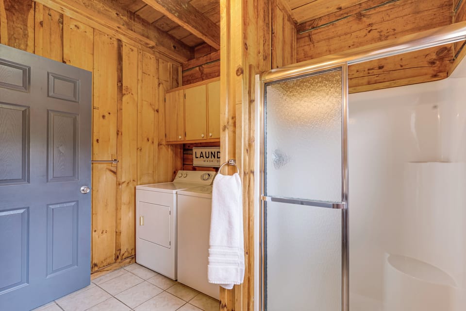 2 Mi to Blue Ridge Pkwy! Mtn Escape w/ Fireplace Cottage in Virginia