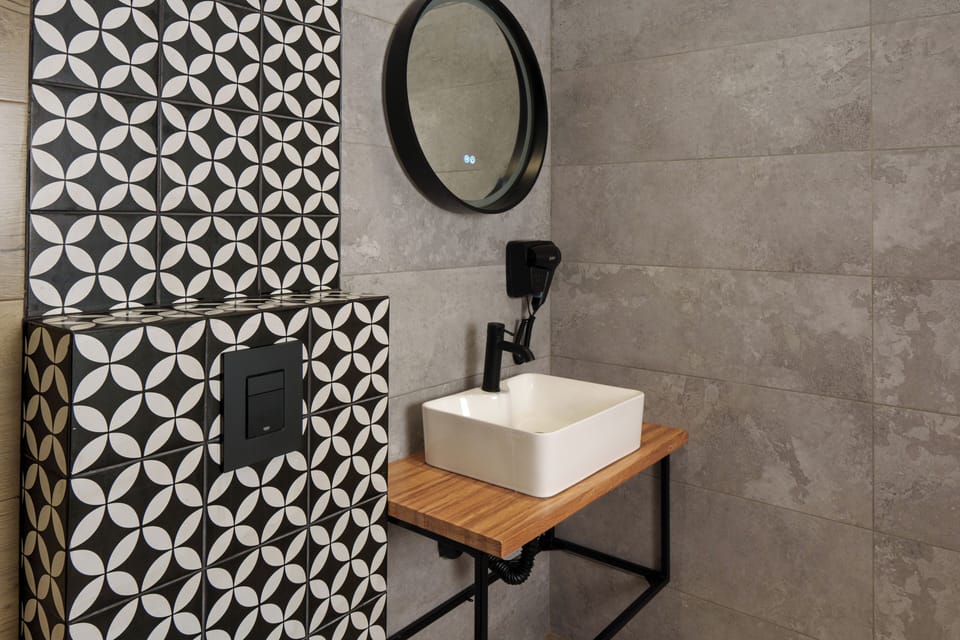 Deluxe Suite | Bathroom | Shower, hair dryer, slippers, towels