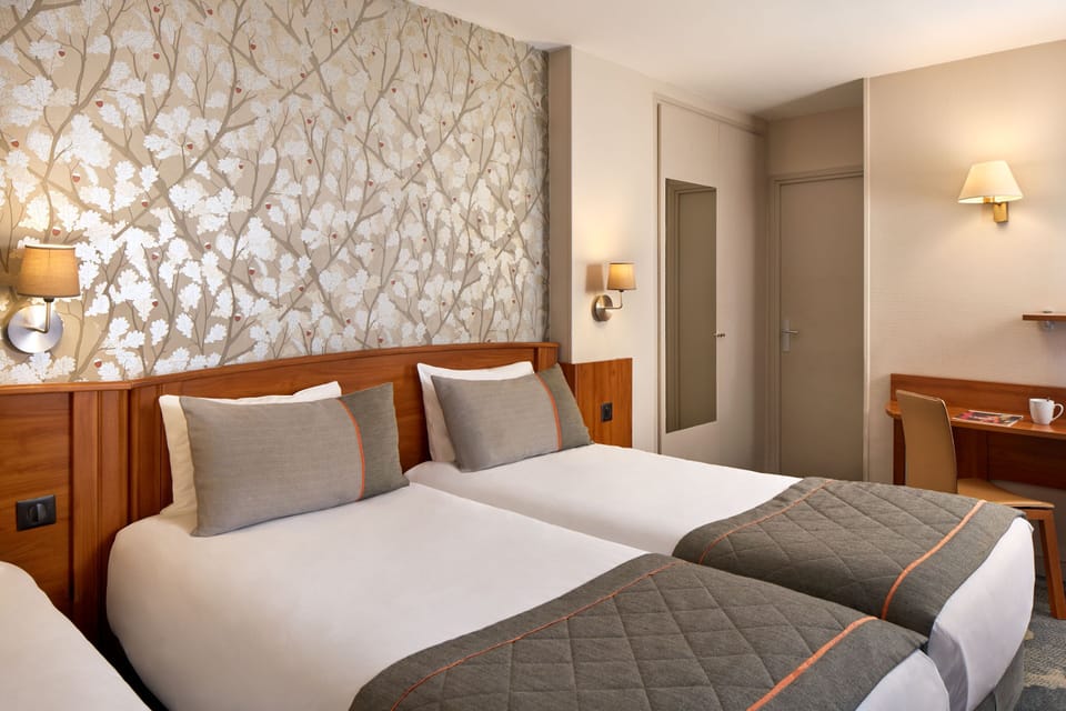 Triple Room | Desk, iron/ironing board, free cribs/infant beds, free WiFi
