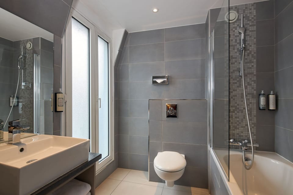 Comfort Room | Desk, iron/ironing board, free cribs/infant beds, free WiFi