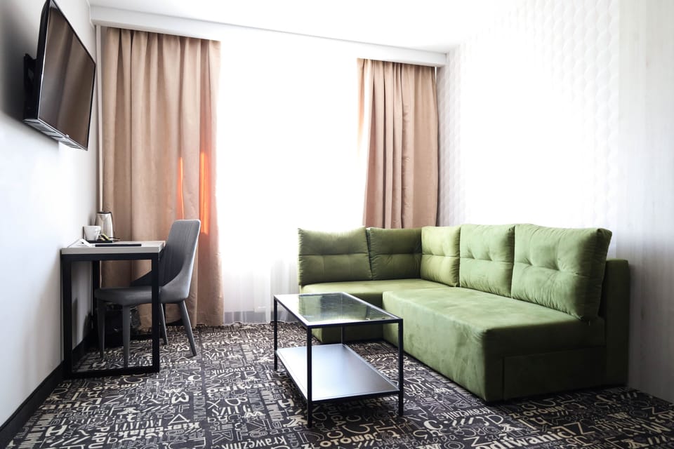 Junior Twin Room | Living room | 21-inch flat-screen TV with cable channels, TV