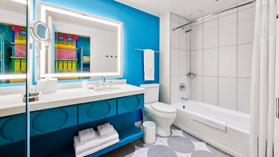 Combined shower/tub, free toiletries, hair dryer, towels