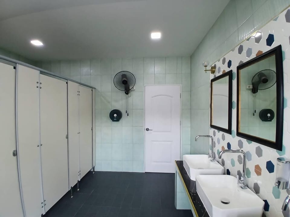 Superior Double Room | Bathroom | Separate tub and shower, free toiletries