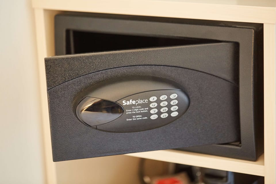 Standard Single Room | In-room safe, desk, laptop workspace, blackout drapes
