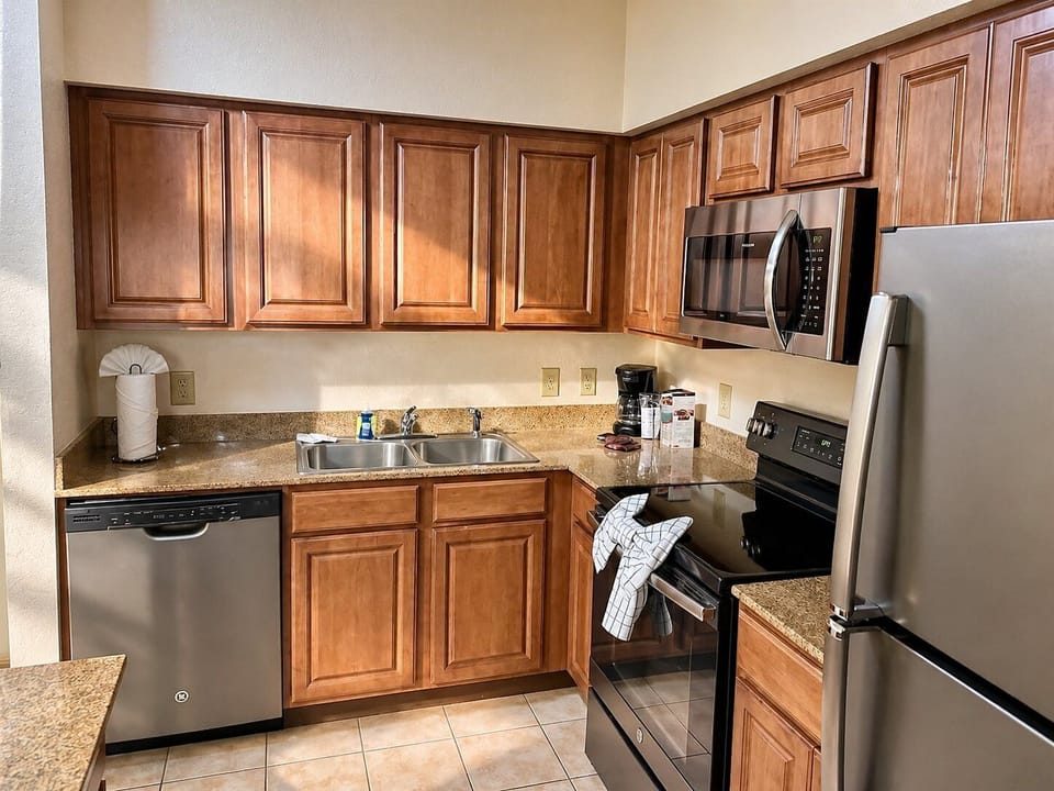 Basic Villa | Private kitchen | Dining table