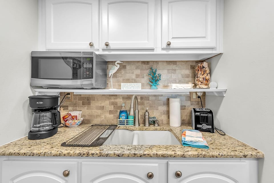 Condo, 2 Queen Beds (Sunset Chateau 210) | Private kitchen