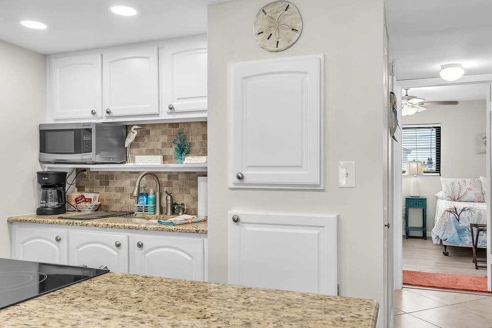 Condo, 2 Queen Beds (Sunset Chateau 210) | Private kitchen
