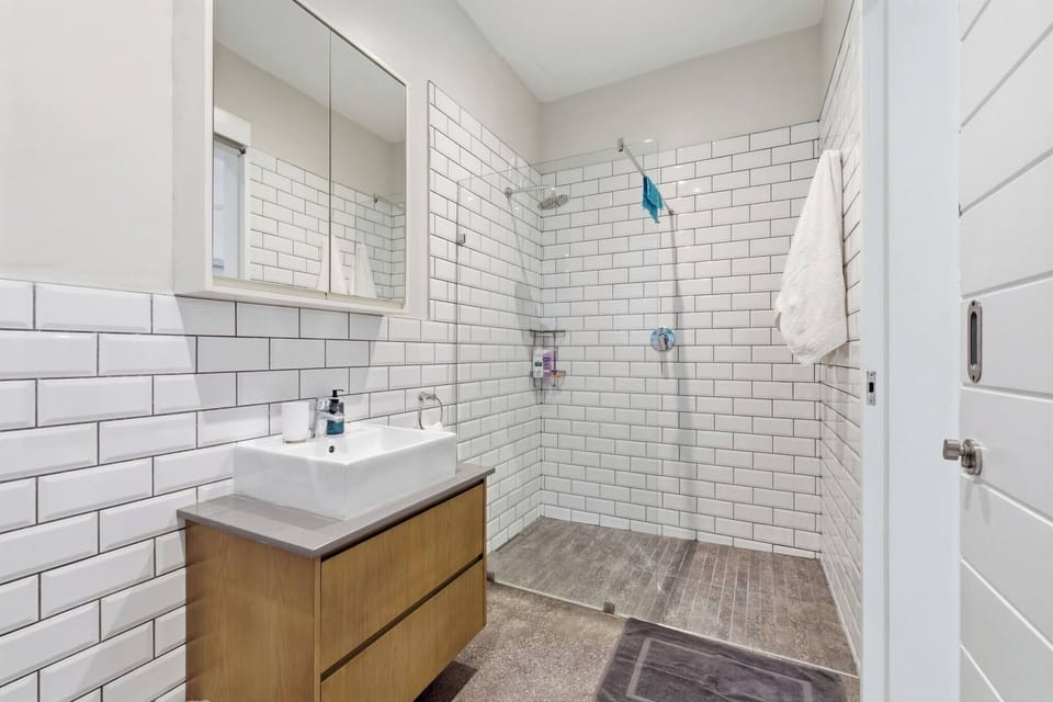 Room, 1 Bedroom, Balcony, Garden View | Bathroom amenities
