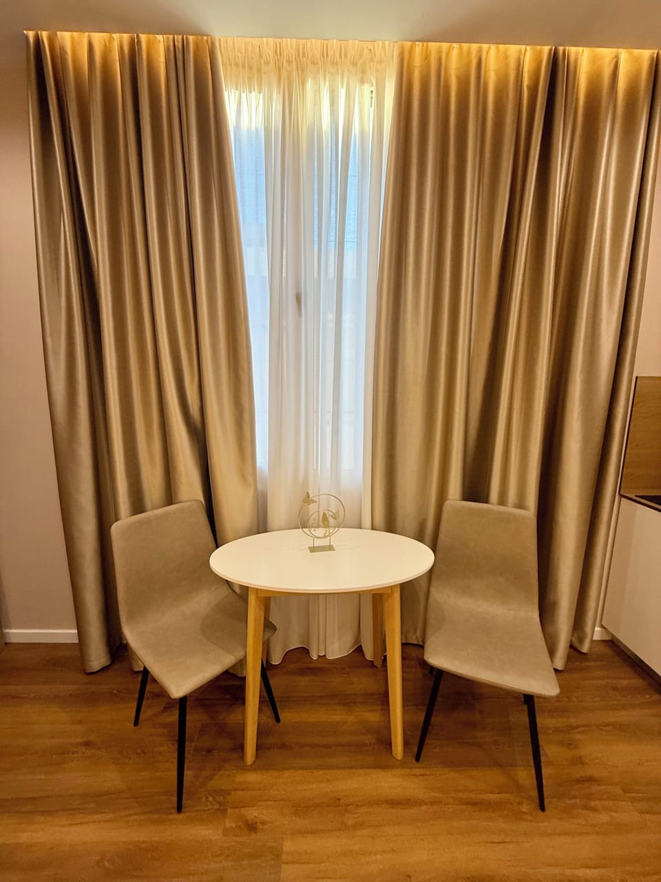 Comfort Double Room, Balcony, City View | Living area