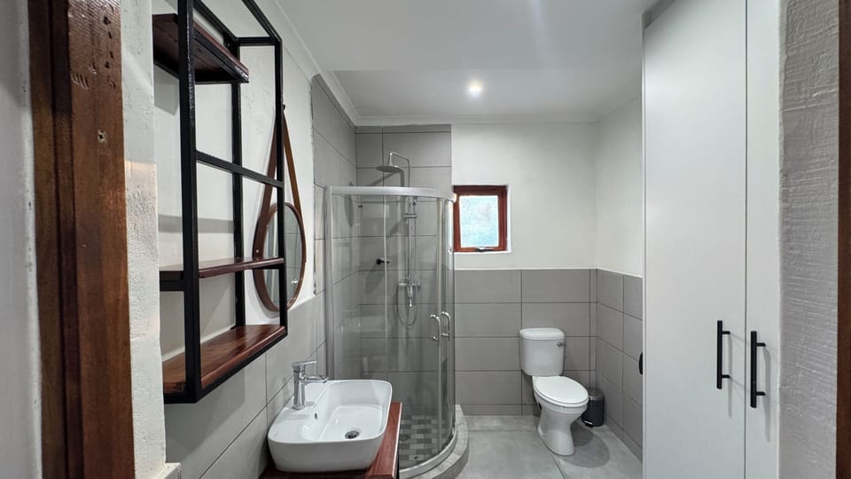 Executive Double Room, Private Bathroom | Bathroom | Shower, towels, soap, shampoo