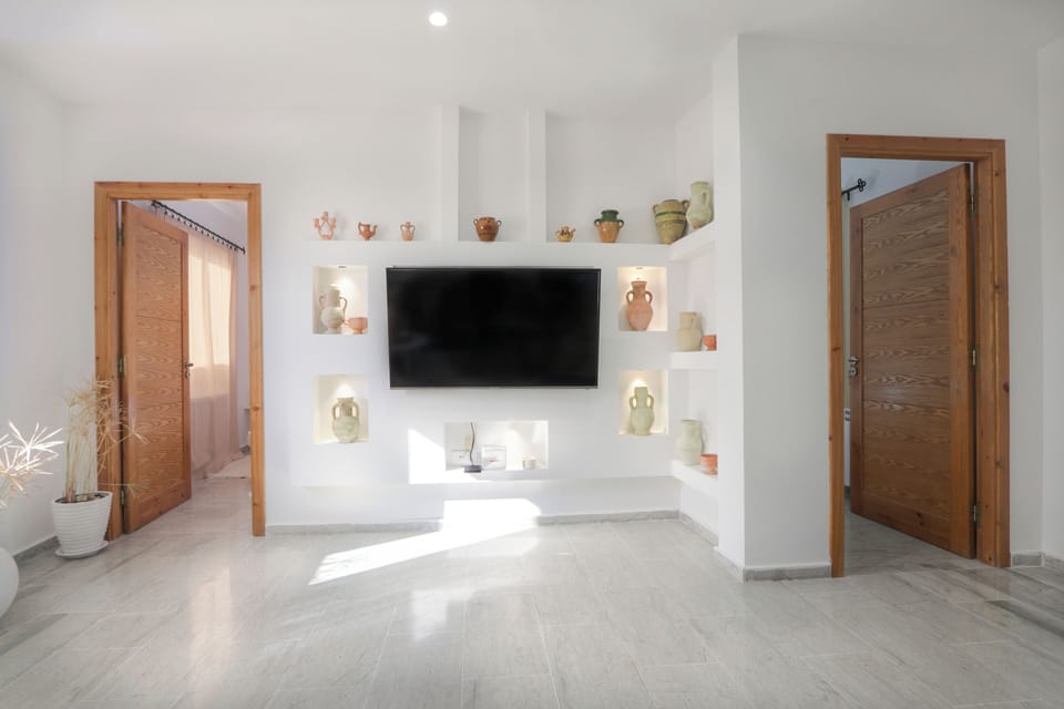 Deluxe Apartment, Balcony, City View | Interior
