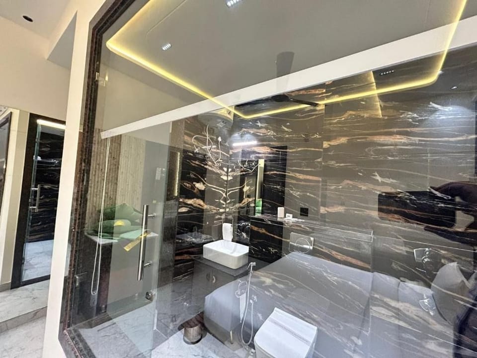 Deluxe Double Room | Bathroom | Shower, free toiletries, towels, soap