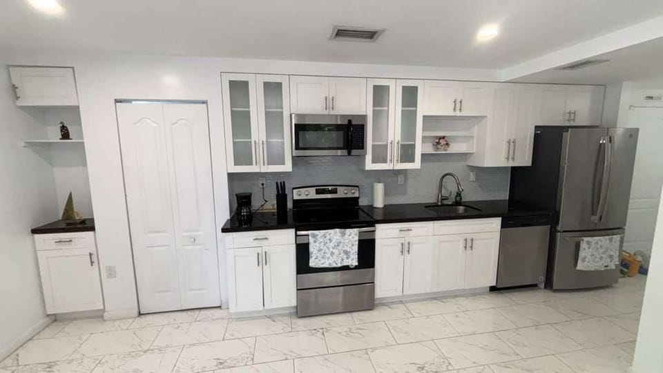 Full-size fridge, microwave, oven, stovetop
