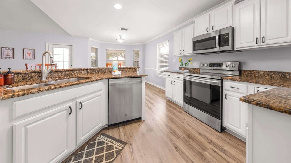 House, Multiple Beds, Pool Access, Pool View (Sunny Daze) | Private kitchen