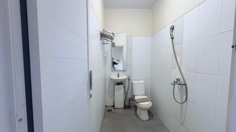 Deluxe Double Room | Bathroom | Shower, towels, soap