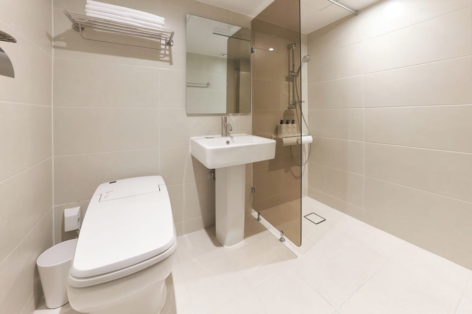 Bathroom | Separate tub and shower, free toiletries, hair dryer, towels
