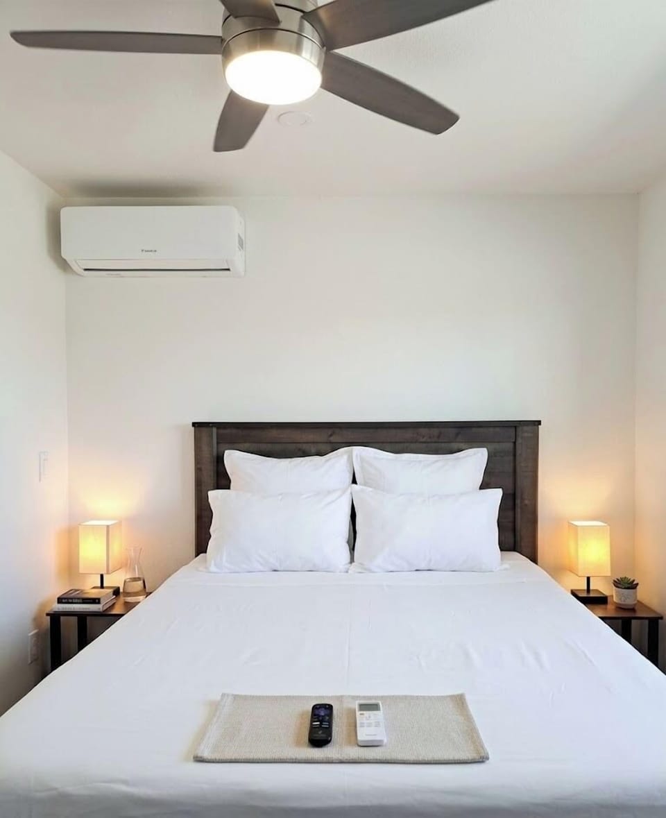 Deluxe Studio Suite | Iron/ironing board, WiFi (free), bed sheets