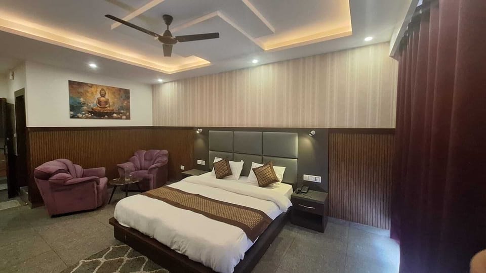 Deluxe Room, Balcony, Mountain View | Desk, laptop workspace, free WiFi