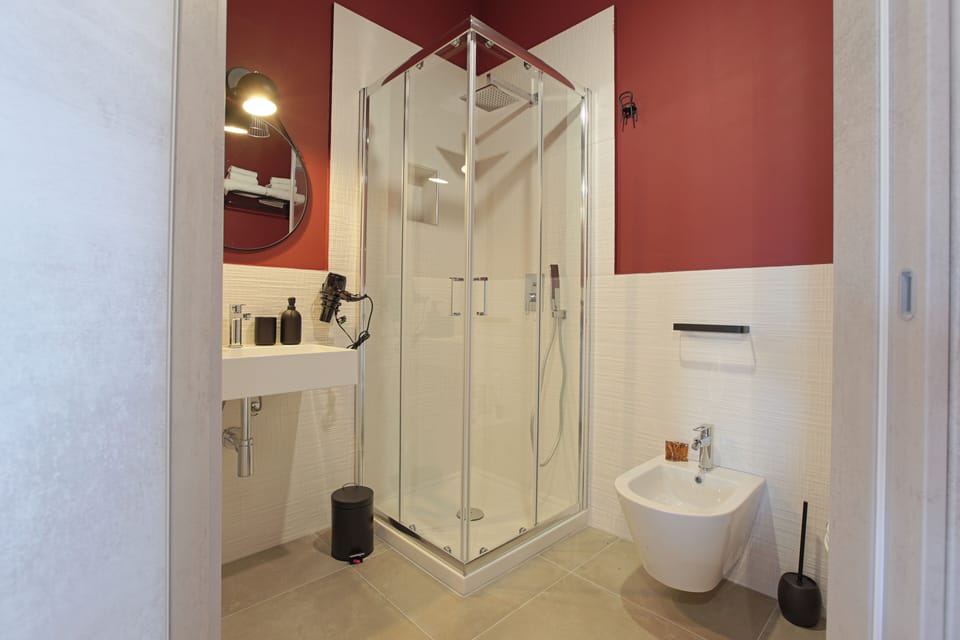 Comfort Double Room, Private Bathroom | Bathroom | Shower, free toiletries, hair dryer, bidet