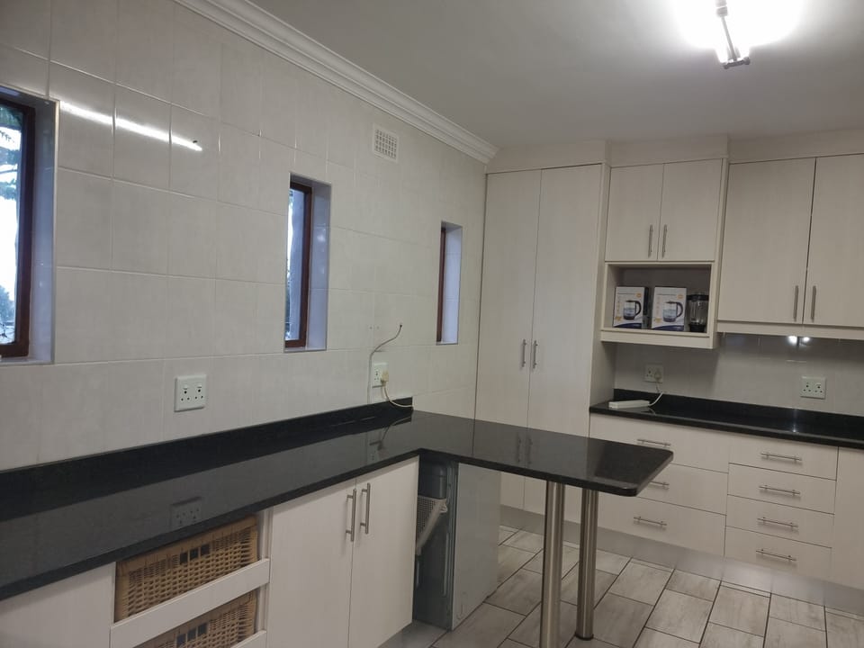 Full-size fridge, microwave, stovetop