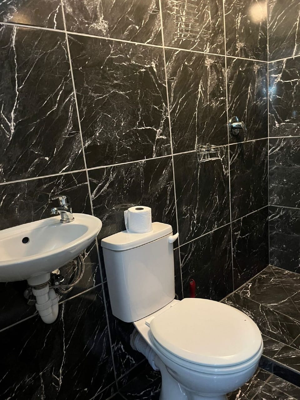 Comfort Double Room, Courtyard View | Bathroom | Shower, towels, soap, shampoo