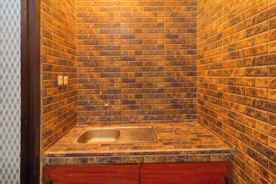Deluxe Double Room | Bathroom | Shower, slippers