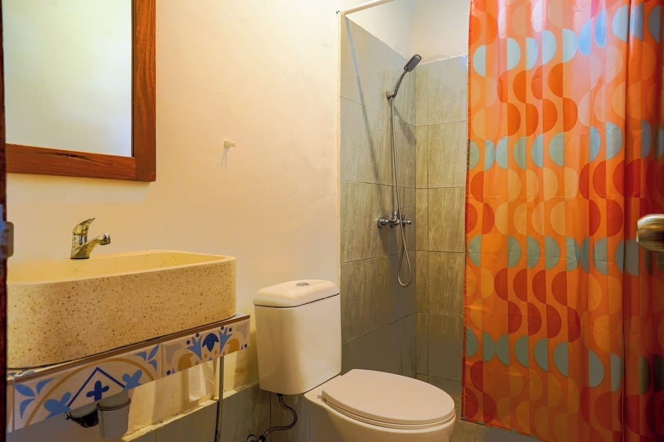 Superior Room | Bathroom | Shower, towels