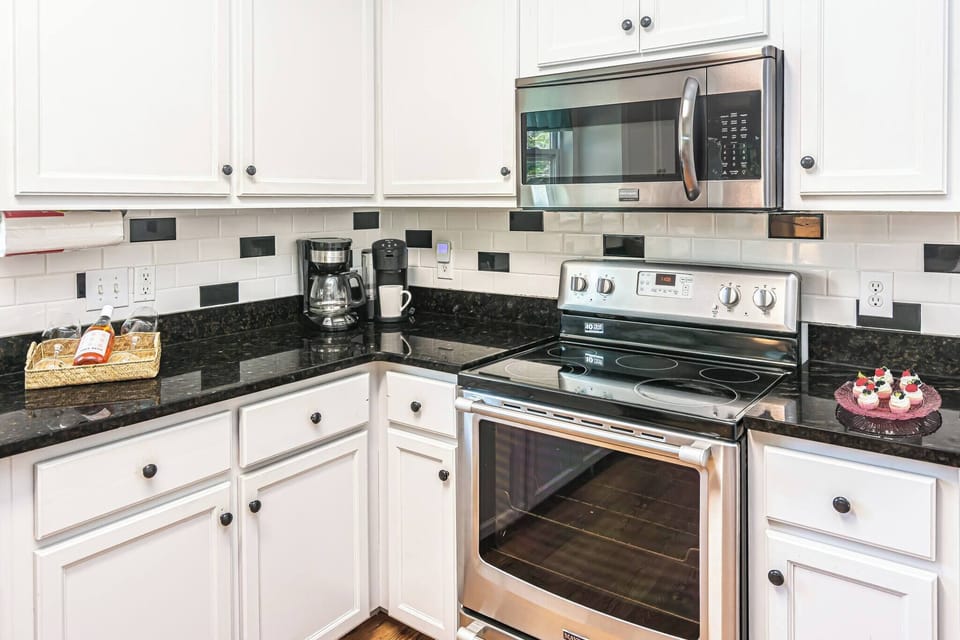 House, 3 Bedrooms, Balcony | Private kitchen