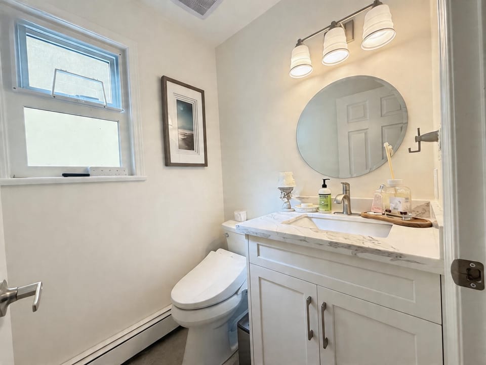Comfort Room, 1 Queen Bed, Non Smoking, Shared Bathroom | Bathroom | Shower, free toiletries, hair dryer, soap