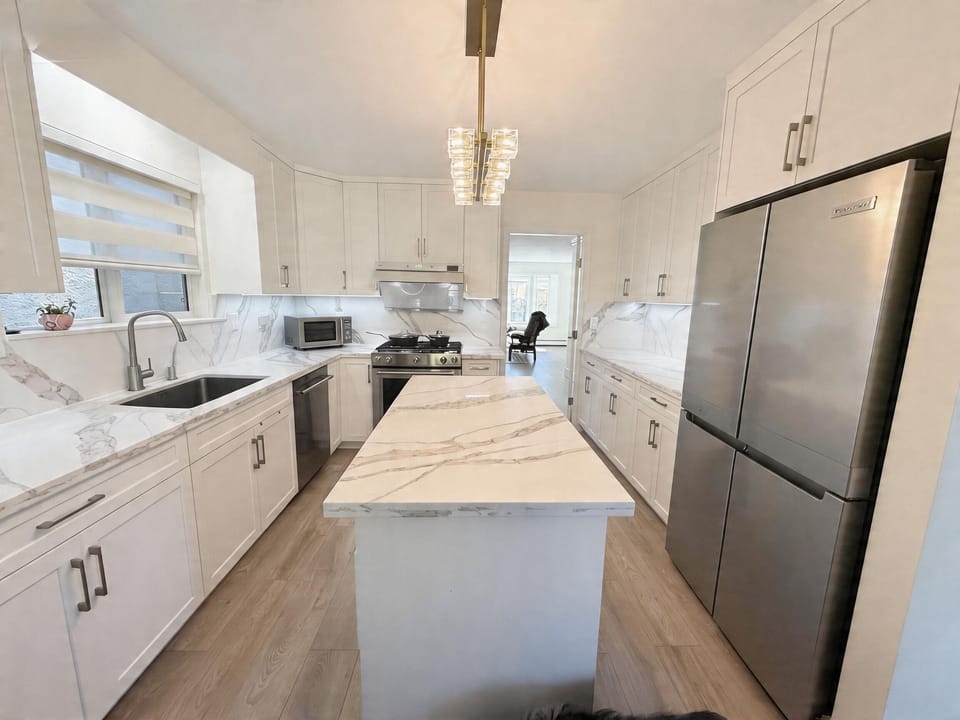 Full-size fridge, microwave, oven, stovetop