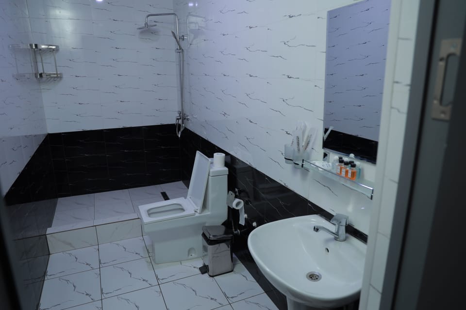 Standard Double or Twin Room, Garden View | Bathroom | Hair dryer, towels, soap, shampoo