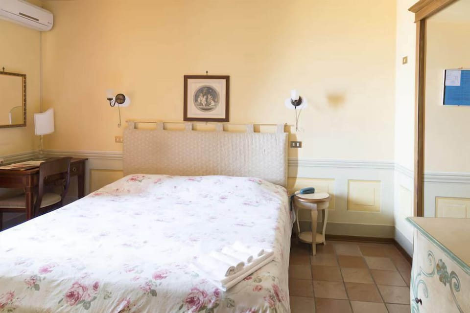 Double Room | Desk