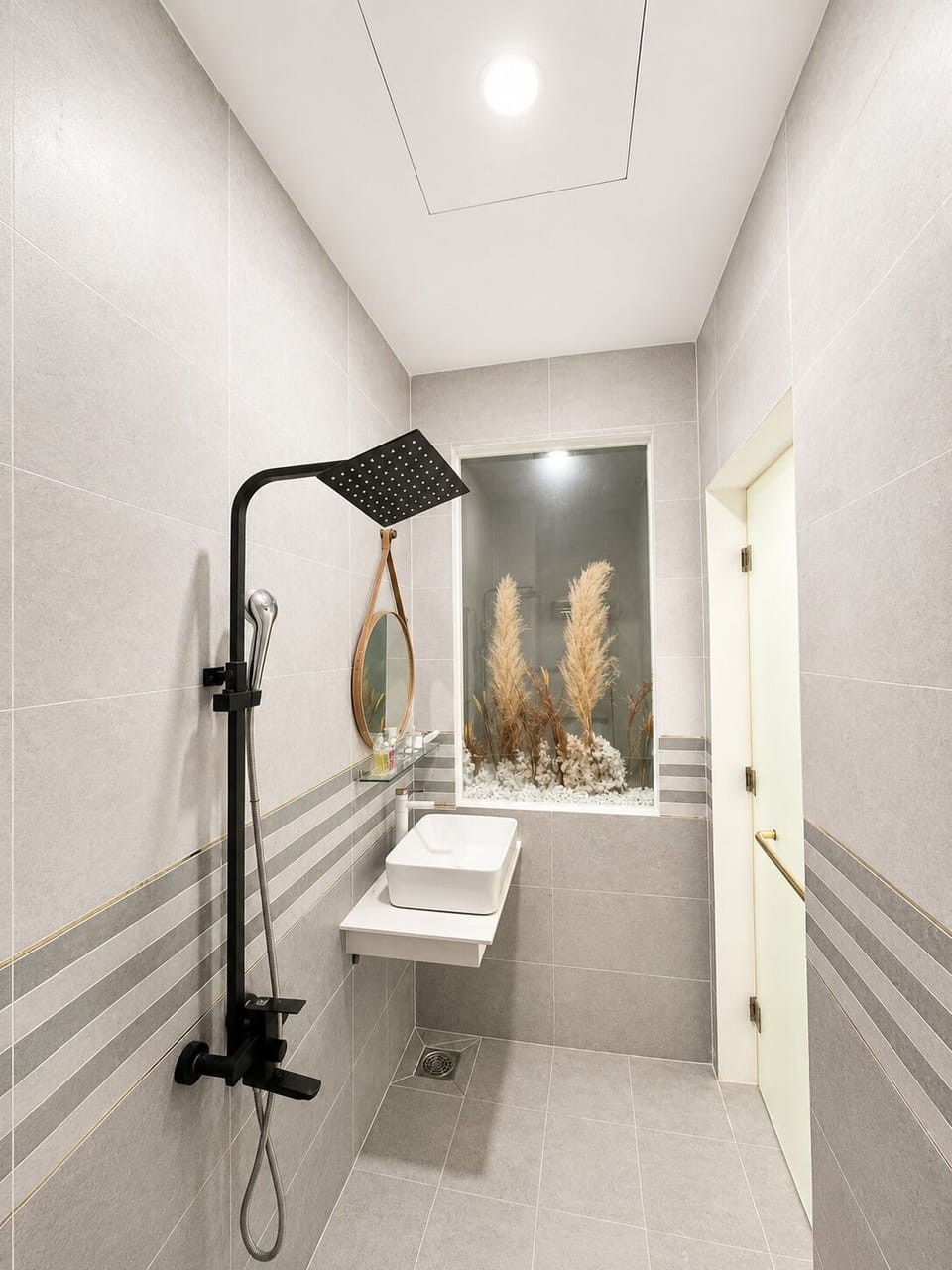Deluxe Double Room | Bathroom | Shower, hair dryer, slippers, bidet