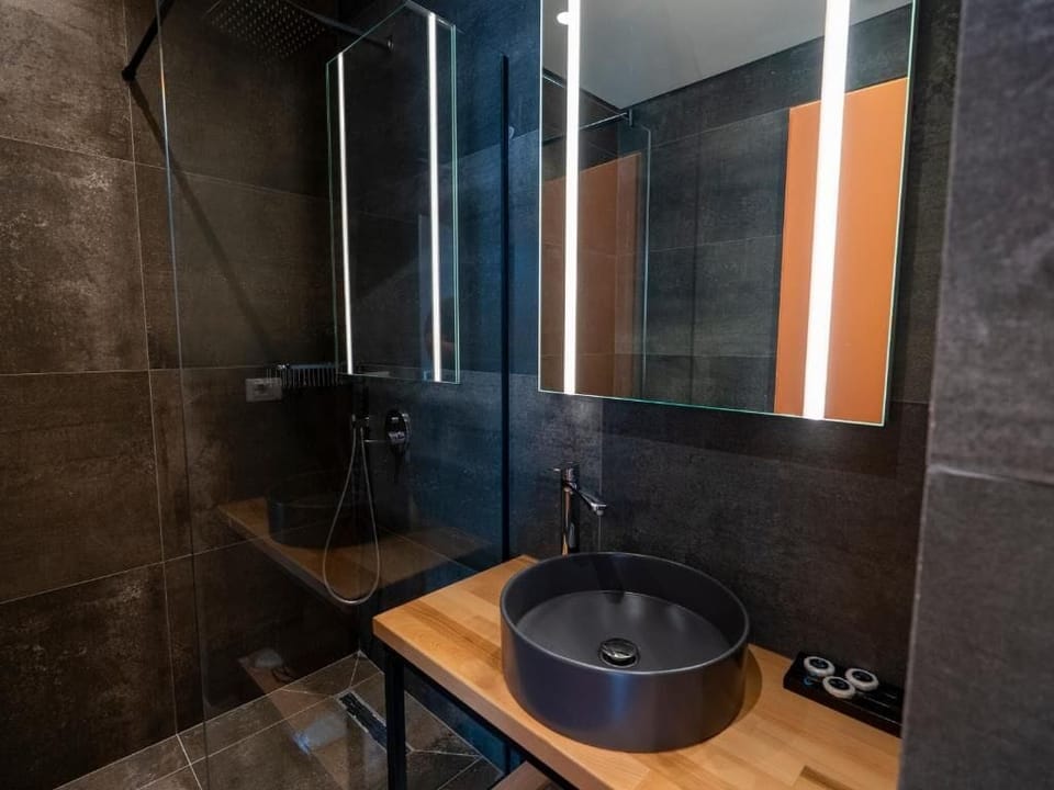 Comfort Double Room, Balcony, Garden View | Bathroom | Free toiletries, hair dryer, slippers, towels