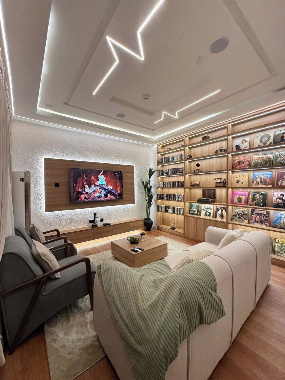 Deluxe Room, Balcony, City View | Interior