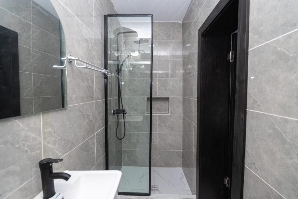 Junior Room, Balcony, City View | Bathroom | Free toiletries, hair dryer, towels, soap