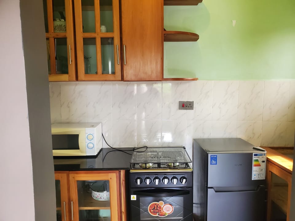 Comfort Triple Room, Balcony | Private kitchen | Mini-fridge, microwave, oven, cookware/dishes/utensils