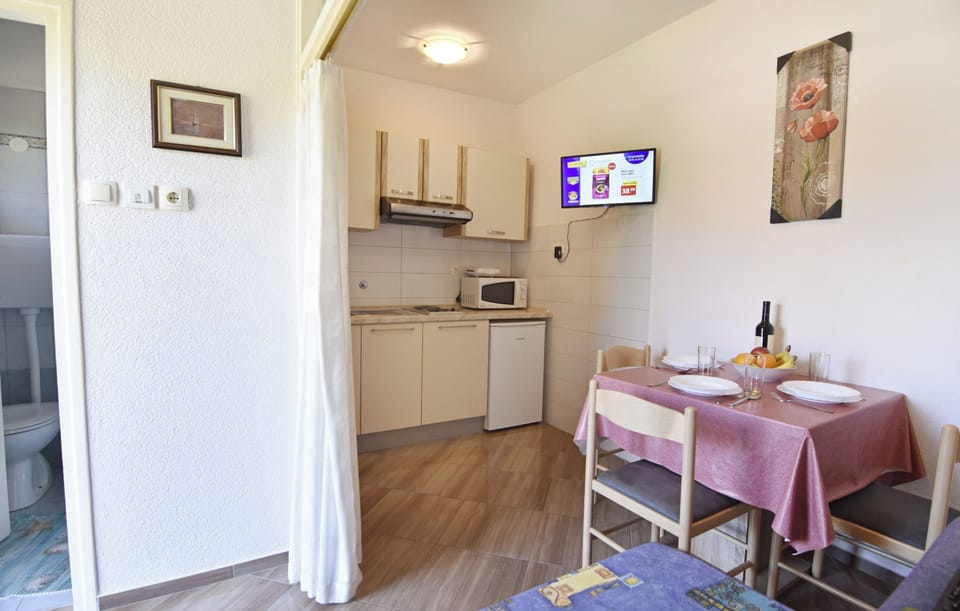Apartment, 1 Bedroom, Patio | Dining room
