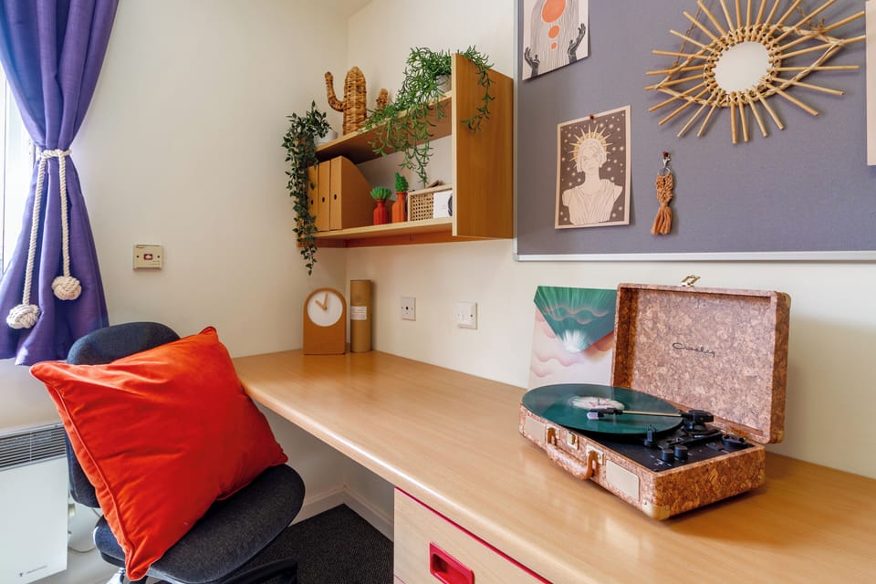 Single Room | Blackout drapes, iron/ironing board, WiFi (free)