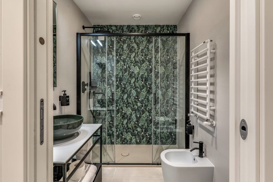 Deluxe Triple Room | Bathroom | Shower, hair dryer, slippers, towels