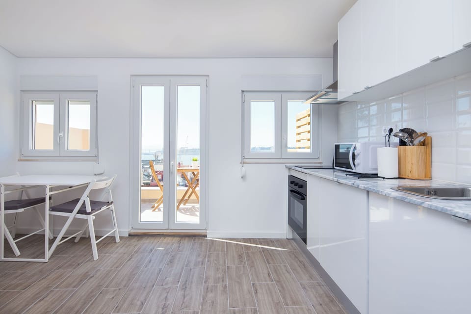 4th floor left with balcony - Varanda dos Golfinhos | Private kitchen | Full-size fridge, microwave, oven, stovetop