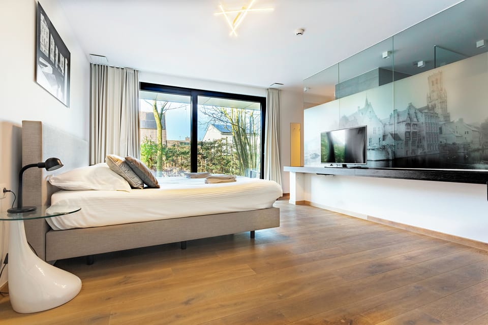 Deluxe Double Room, 1 King Bed, Garden View | In-room safe, desk, laptop workspace, blackout drapes