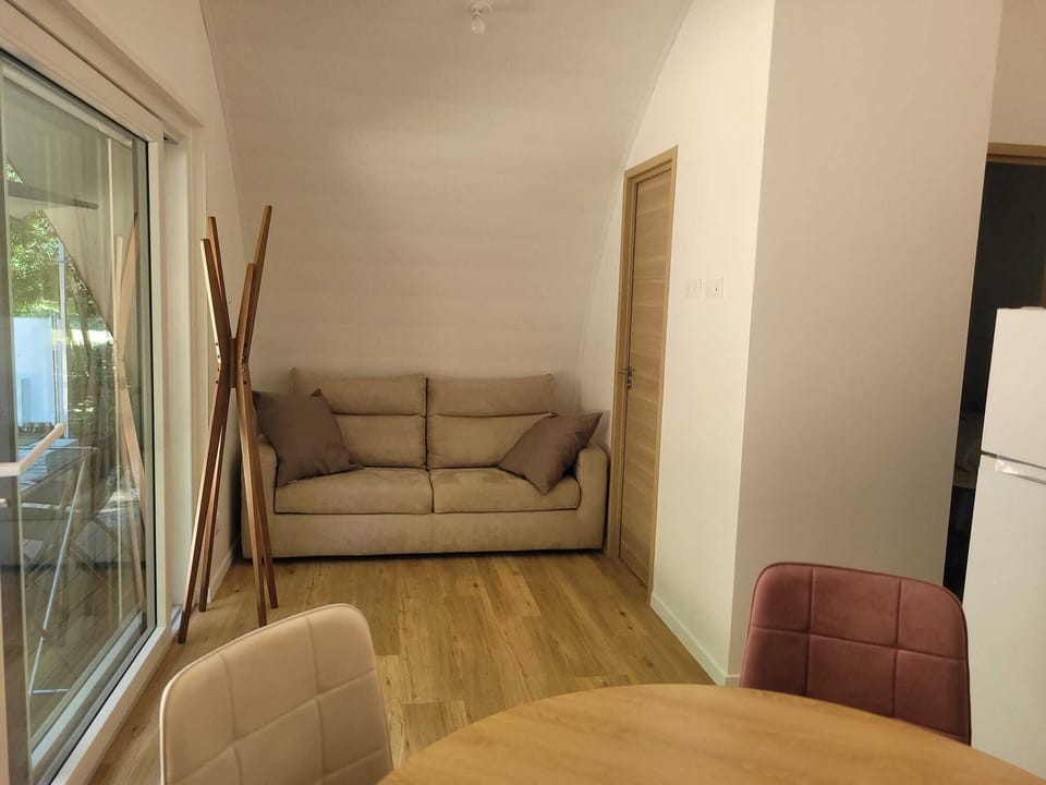 32-inch TV with cable channels, table tennis, books