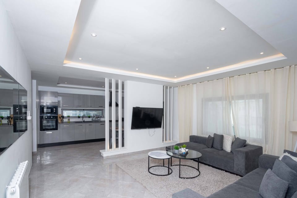 Deluxe Apartment, City View | Living area