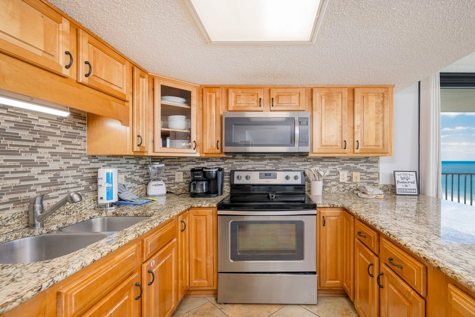 Condo, 3 Bedrooms | Private kitchen | Coffee/tea maker, fridge, oven