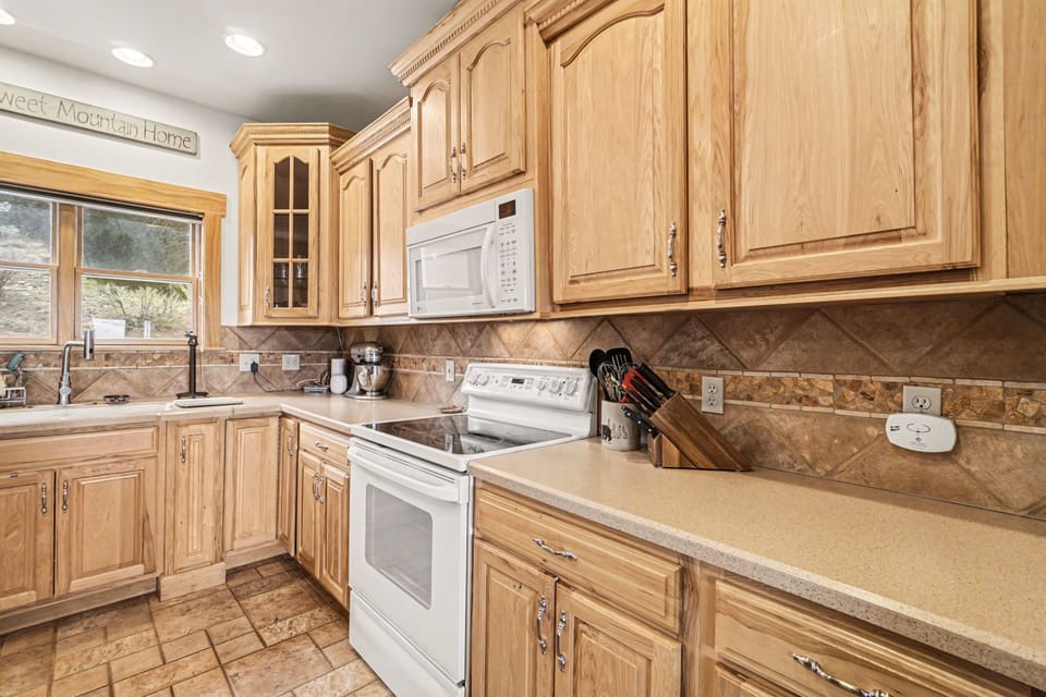 Condo, 3 Bedrooms | Private kitchen | Coffee/tea maker, fridge, oven, toaster
