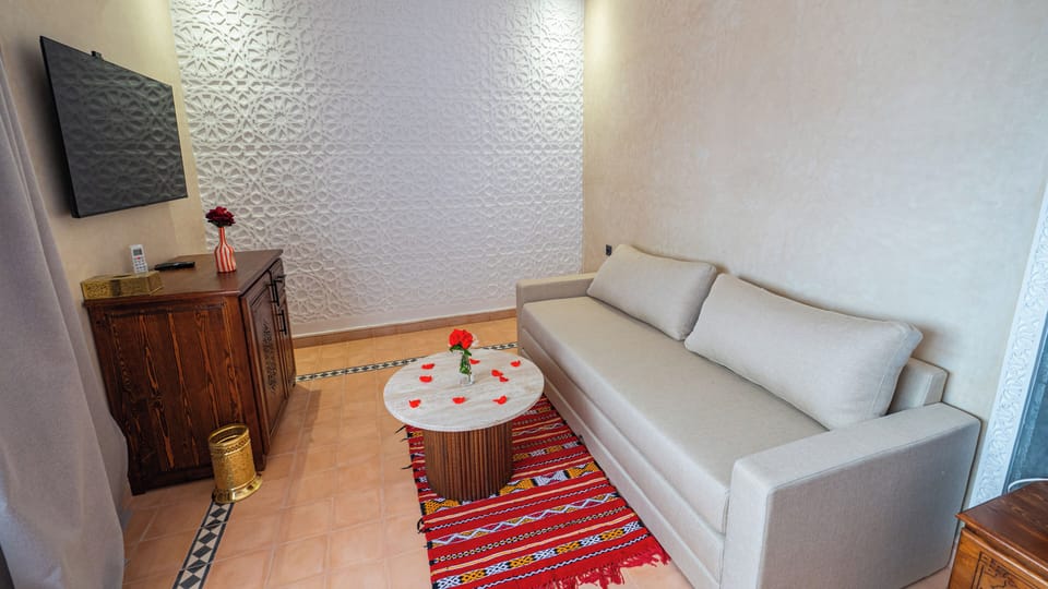 Deluxe Room, 1 Queen Bed, Garden View | Free WiFi, bed sheets