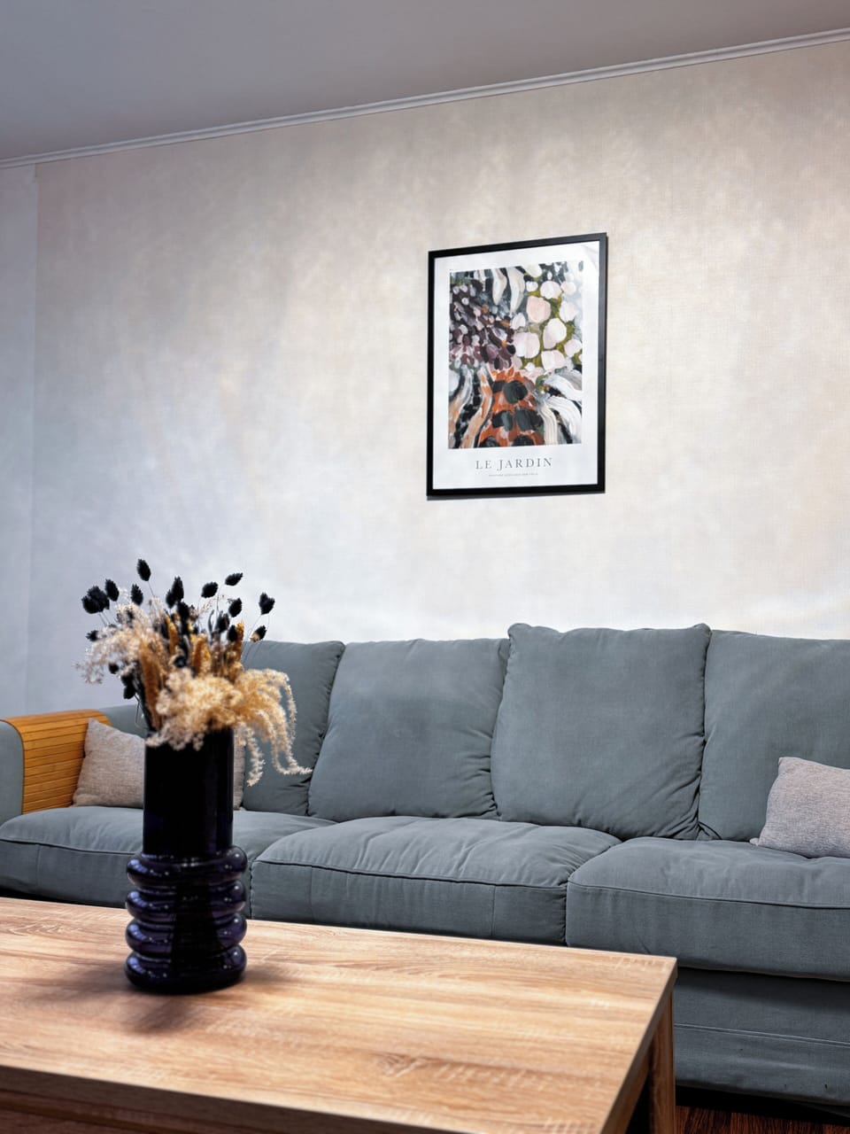 Deluxe Apartment, City View | Living area